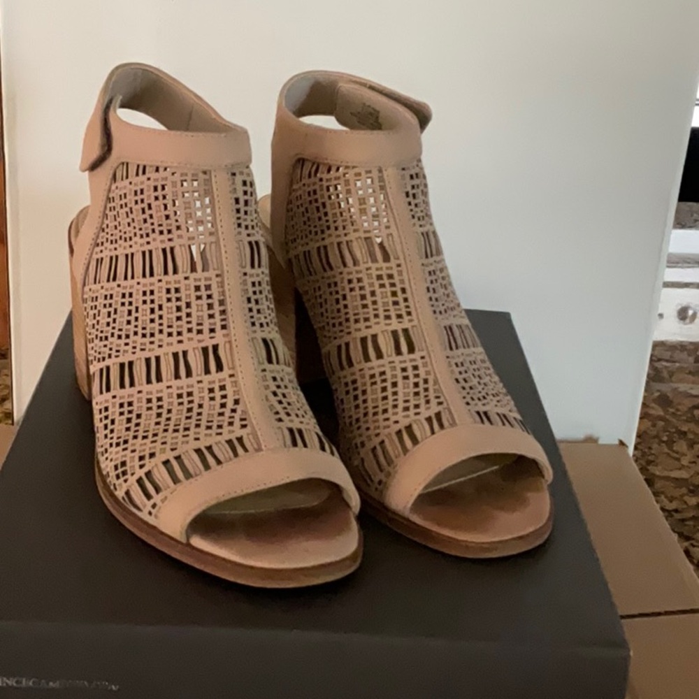 VINCE CAMUTO PERFORATED LEATHER BLOCK HEEL SANDAL